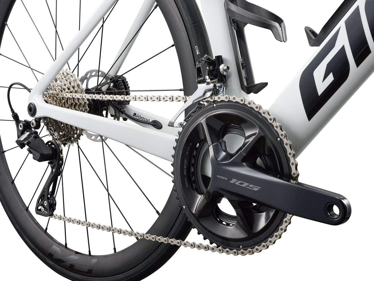 Närbild på ram och framdel på GIANT Propel Advanced 2