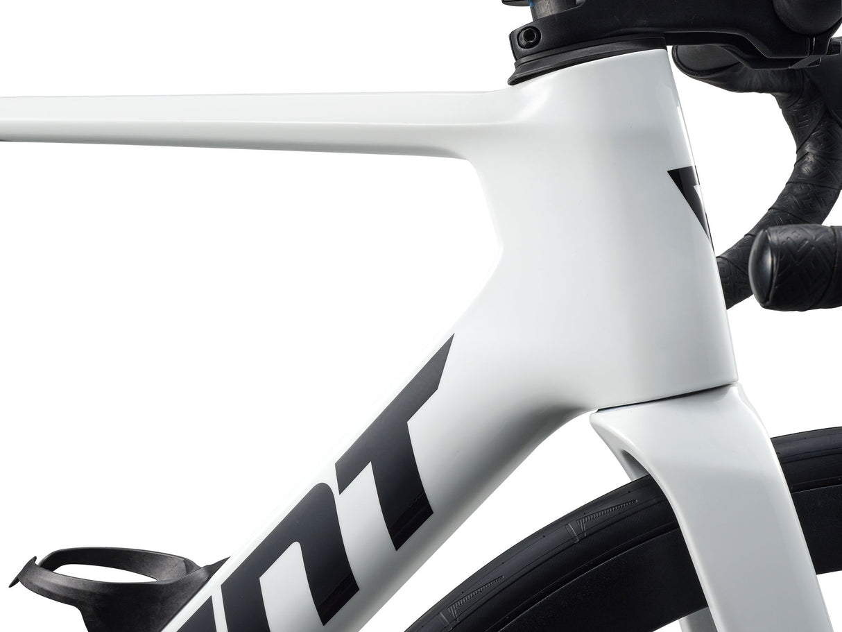 Detaljbild av hjul och ram på vit GIANT Propel Advanced 2