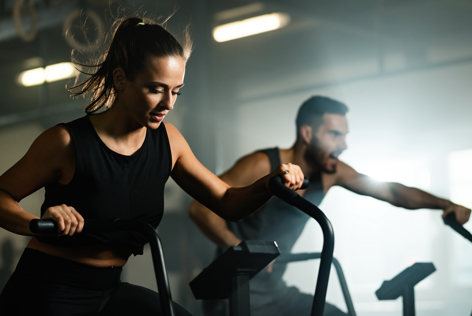 Svettigt träningspass med assault bikes