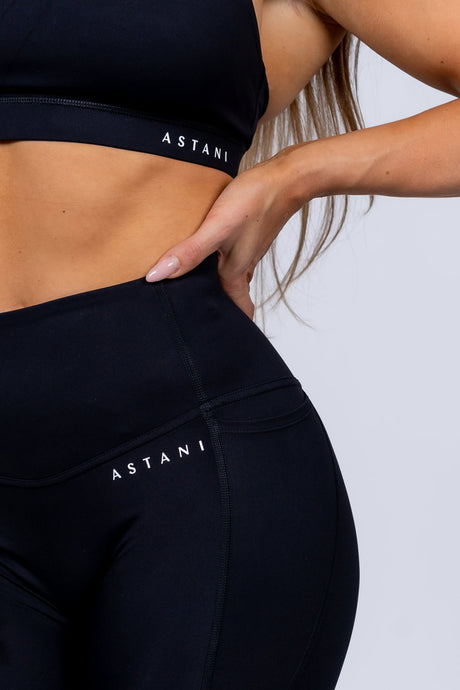 A ESSENCE Top - Black - workoutbrands.com