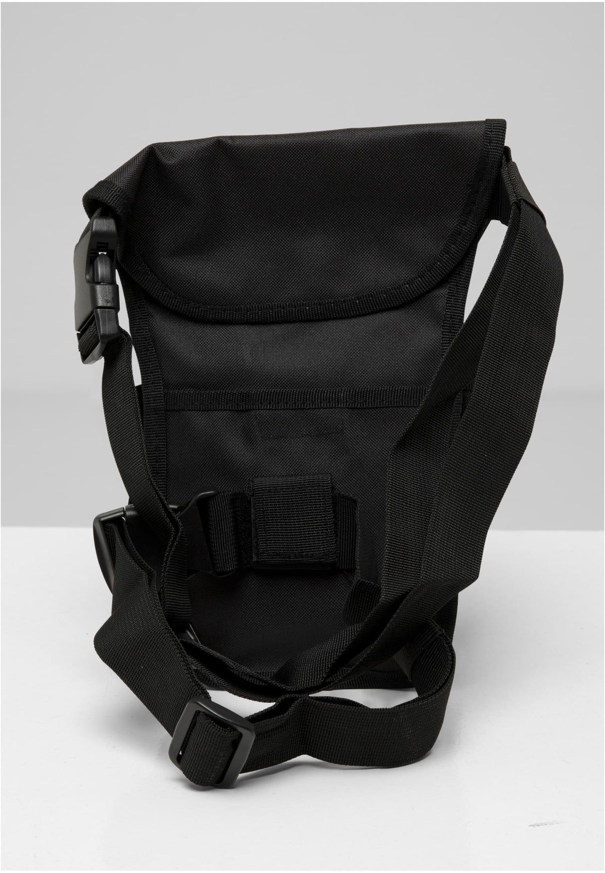 Baksidan av den svarta B Security Sidekick Bag med dess remmar och spännen.