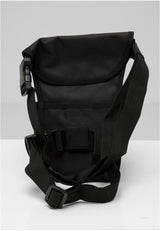 Baksidan av den svarta B Security Sidekick Bag med dess remmar och spännen.