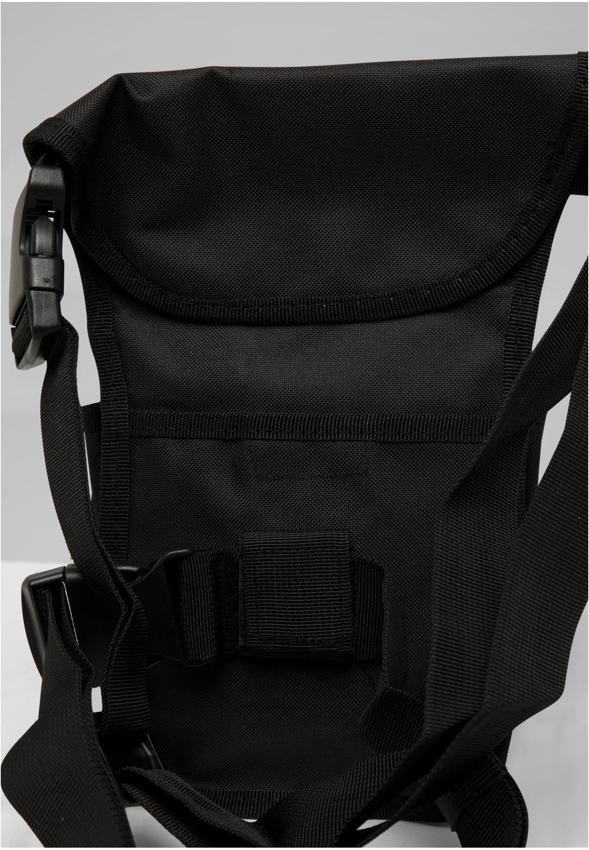 Närbild på den svarta B Security Sidekick Bag som visar väskans robusta material, remmar och spännen.