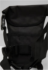 Närbild på den svarta B Security Sidekick Bag som visar väskans robusta material, remmar och spännen.