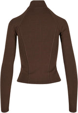 Baksidan av en brun, figursydd och långärmad träningsjacka med hög krage.