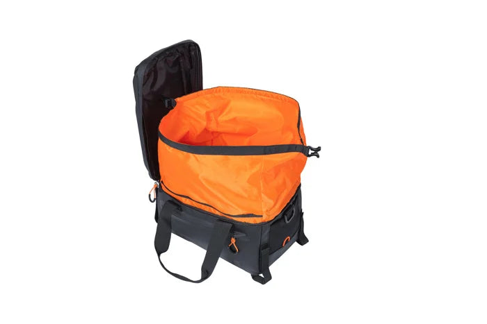 Cykelväska BASIL Miles Tarpaulin 8L, svart-orange