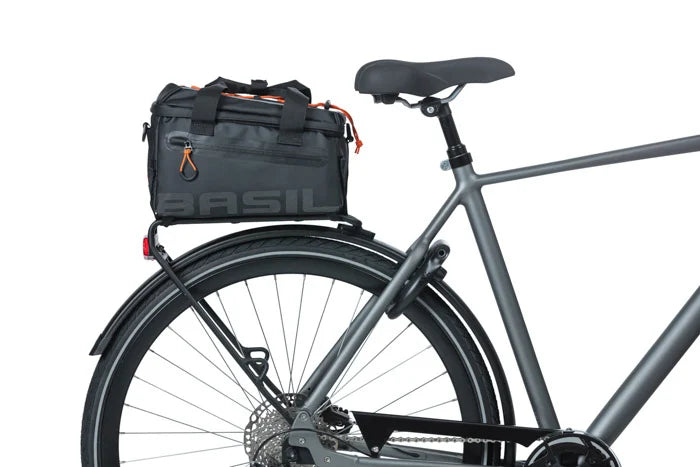 Cykeltaske BASIL Miles Tarpaulin 8L, sort-orange