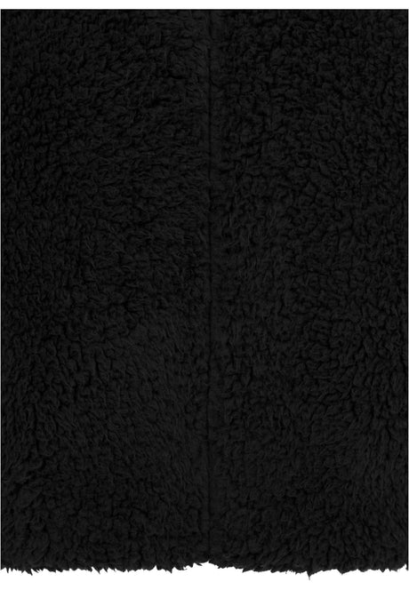 Närbild på det svarta, mysiga sherpatyget på UC Sherpa Jacket.