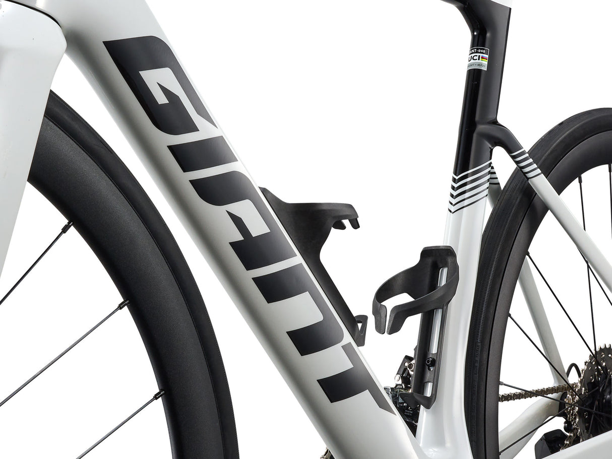 Detaljbild av styre och cockpit på GIANT Propel Advanced 2
