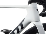Detaljbild av hjul och ram på vit GIANT Propel Advanced 2